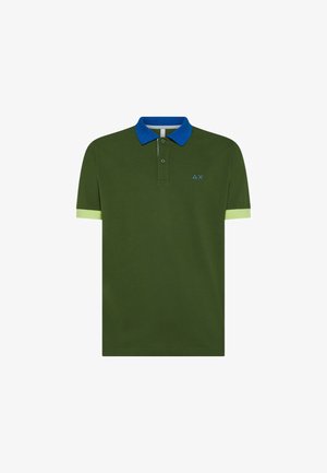 Polo a maniche corte di colore verde scuro con colletto blu e polsini delle maniche verde chiaro. Presenta due bottoni e un piccolo logo sul petto.