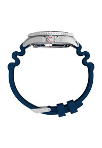 Okrągły zegarek ze stali nierdzewnej z srebrną obręczą, niebieskim gumowym paskiem o falistym wzorze oraz czerwonym przyciskiem.