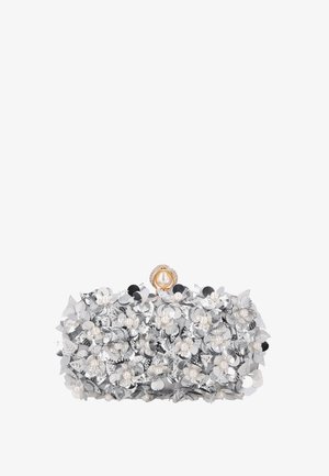 Rechteckige silberne Clutch, verziert mit geschichteten metallischen Blumen und kleinen Perlen, mit einem großen Perlenverschluss oben.