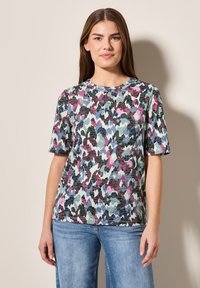 Multikleurige T-shirt met korte mouwen, voorzien van een gestructureerd, abstract patroon in tinten groen, roze en grijs; ronde halslijn, comfortabele pasvorm.