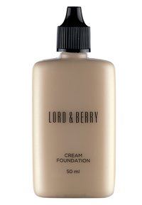 Kremowy podkład w butelce 50 ml, z matowym beżowym pojemnikiem, czarną zakrętką oraz wyraźną etykietą w czerni. Gładka konsystencja.