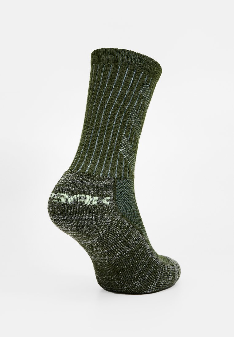Grüne Socken aus strukturiertem Stoff mit vertikalem RIPPSAUS, die helle blaue Akzente und das Wort "brave" an der Ferse zeigen.
