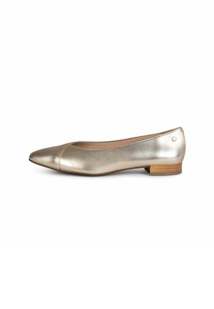 Zapato plano de cuero metálico dorado para mujer, con punta afilada y tacón bajo de madera, mostrado sobre un fondo blanco.