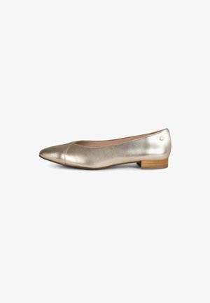 Zapato plano de cuero metálico dorado para mujer, con punta afilada y tacón bajo de madera, mostrado sobre un fondo blanco.