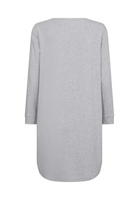 Vestido gris de manga larga con cuello redondo, aberturas laterales y un corte holgado; hecho de una tela suave y texturizada.