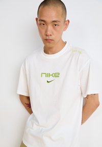 Nike Sportswear TEE - Trükipildiga T-särk - white