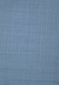 Niebieski materiał z małym, powtarzającym się białym wzorem w kratkę, tworzącym teksturowany, szachownicowy wygląd.