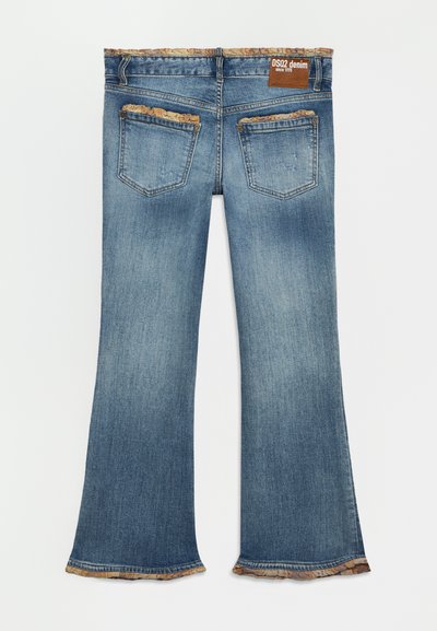 Jean flare bleu délavé avec bordure en tissu volanté sur les poches, la taille et l'ourlet, avec une étiquette en cuir marron de la marque DSQ2.