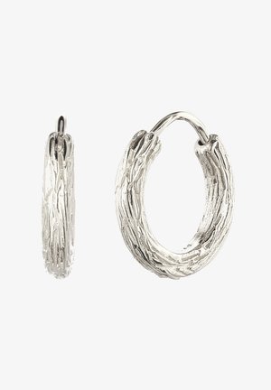 Boucles d'oreilles ovales en argent texturé avec un motif rappelant de l'écorce et une fermoir à charnière, vues de face et de côté.