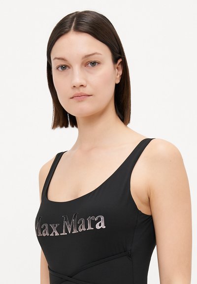 Maillot de bain noir avec un décolleté en forme de scoop, présentant le mot "MaxMara" dans un design argenté à l'avant. Texture lisse et coupe ajustée.