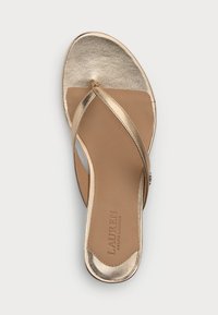 Aukso metalinis flip-flop sandalai su tekstūruota viršutine dalimi, rudos spalvos pado ir pirštų laikikliu. Savybės: įspaustas logotipas ant vidpadžio.