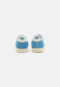 adidas Originals GAZELLE UNISEX - Sporta apavi - light blue/off white/cream white