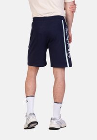 Marineblaue Sportshorts mit seitlichen Streifen, versehen mit einem weißen Logo. Hergestellt aus weichem Material, mit elastischem Taillenbund für Komfort.