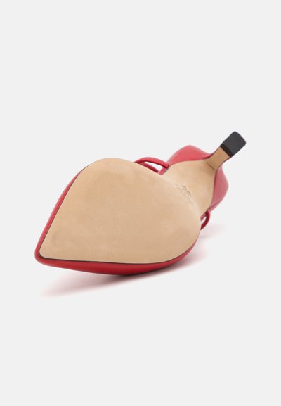Scarpa con tacco alto rossa, con punta affusolata, tomaia in pelle e suola liscia beige. Presenta un design minimalista con un tacco sottile.