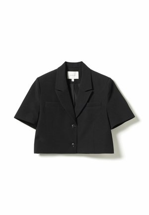 Černé zkrácené sako s krátkými rukávy, klopami s výřezy, dvěma knoflíky a dvěma předními vsazenými kapsami, položeno na bílém pozadí.