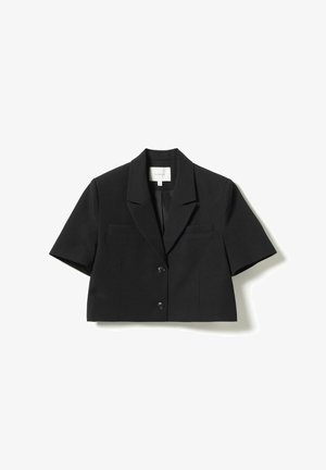 Zwart cropped blazertje met korte mouwen, ingesneden revers, twee knopen en twee voorste paspelzakken, plat liggend op een witte achtergrond.