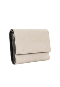 Portefeuille en cuir beige embossé avec fermeture à rabat, profil latéral sur fond blanc.