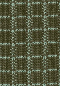 Tessuto lavorato a maglia di colore verde oliva con un motivo a quadretti che presenta accenti di azzurro chiaro. La texture è morbida e le linee sono uniformi.