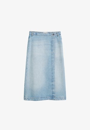 Hellblauer Denim-Rock mit geradem Schnitt, vorderem Knopfverschluss und subtiler Verwaschung, versehen mit einer einzelnen Naht auf der Vorderseite.