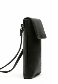 Borsa a tracolla nera in pelle con finitura texture, forma rettangolare, chiusura a pattina e tracolla regolabile. Caratterizzata da un design minimalista.