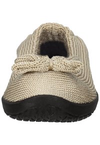 Scarpa in maglia beige con superficie testurizzata, punta tonda e un fiocco decorativo sul davanti. Suola in gomma nera per una migliore aderenza.