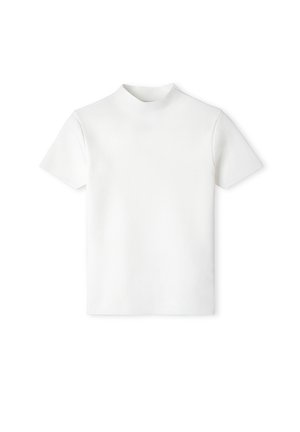 T-shirt bianca a maniche corte con collo alto, esposta piatta su uno sfondo bianco.