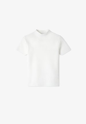 Biała koszulka z krótkim rękawem i wysokim okrągłym dekoltem, wyłożona płasko na białym tle.