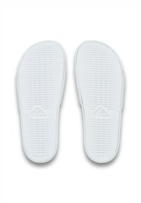Witte flip-flops met een gestructureerde voetbed en logo-detail. Gladde, afgeronde vorm van zacht, flexibel materiaal ontworpen voor comfort.