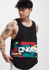 Svart tanktopp med et fargerikt kamuflasjedesign i rød, grønn og gul med en hvit logo. Glatt bomullsmateriale, ermeles skjæring.