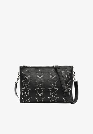 Zwarte leren crossbodytas met zilverkleurige stervormige studs, ritssluiting, verstelbare band en plat ontwerp. Heeft een gladde textuur.
