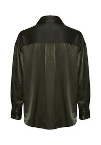 M�ørkegrøn satin skjorte med kraveudskæring, lange ærmer og knaplukning ved håndleddene, der har en glat, reflekterende overflade og en afslappet pasform.