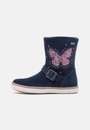 Bottines en suede bleu marine avec un motif de papillon rose, des détails pailletés et un accent de boucle. Semelle en caoutchouc blanche pour l'adhérence.