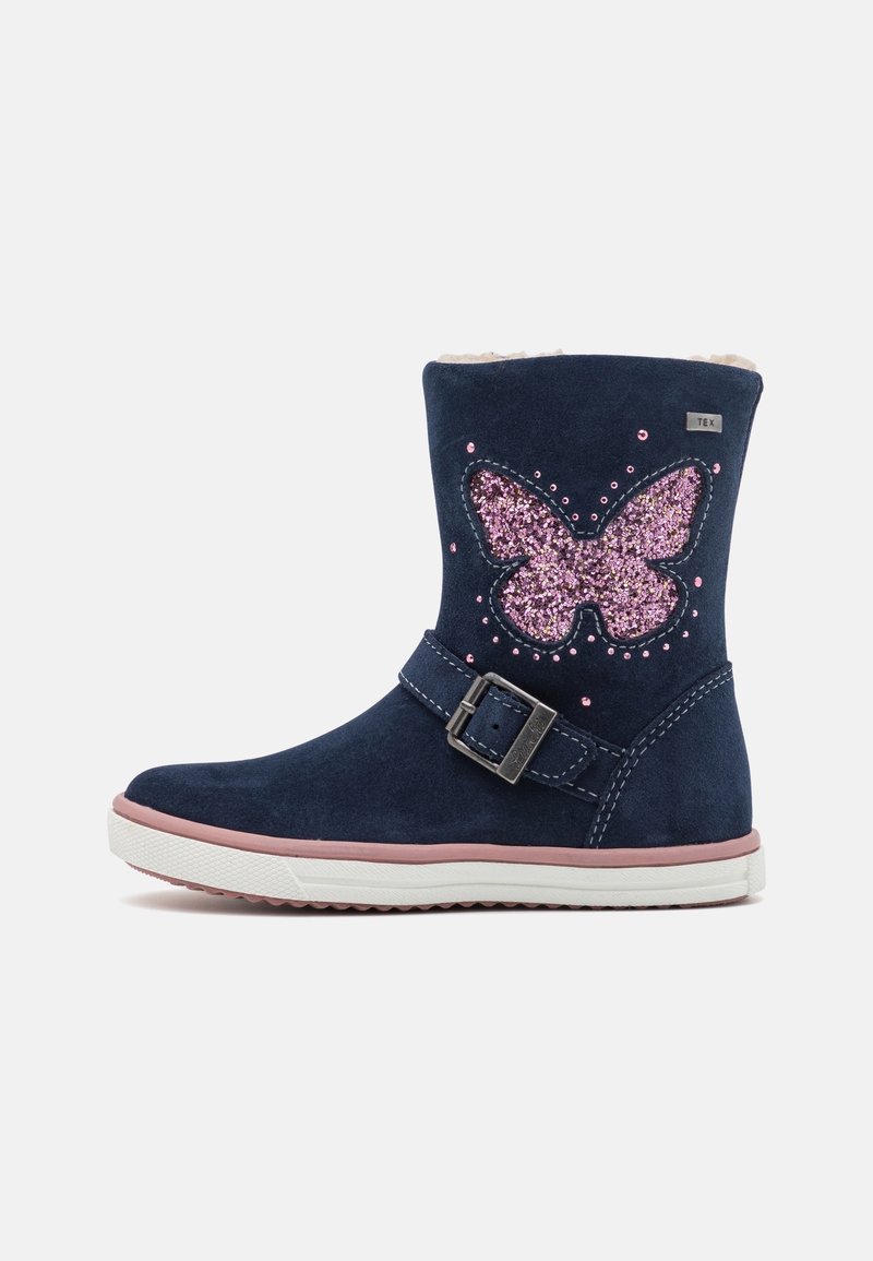 Bottines en suede bleu marine avec un motif de papillon rose, des détails pailletés et un accent de boucle. Semelle en caoutchouc blanche pour l'adhérence.