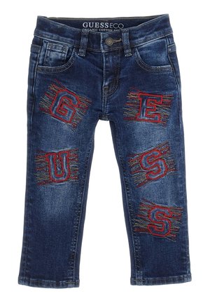 Granatowe dziecięce dżinsy z czerwonymi haftowanymi literami tworzącymi słowo "GUESS" na przednich nogawkach, przednich kieszeniach oraz z zapięciem na guziki.