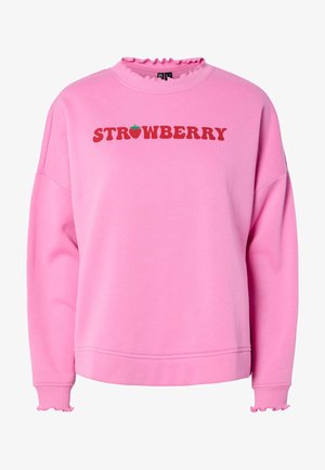 Pink sweatshirt med rynket krave og manchetter, med "STRAWBERRY" i fed rød tekst og et grønt jordbærgrafik ovenfor teksten.