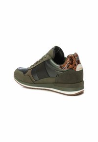 Zapatillas que combinan ante y cuero en color verde oliva, detalles en negro brillante, talón con estampado de serpiente marrón texturizado y suela de goma blanca.
