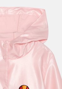 Różowa satynowa kurtka z kapturem, z zatrzaskami i częściowym kolorowym haftem widocznym w dolnej części.