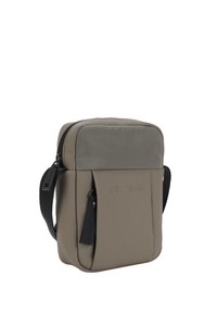 Borsa a tracolla sintetica grigia con una texture liscia, design piatto, tasca frontale con zip e cinturino regolabile. Presenta brandizzazione in rilievo sul davanti.