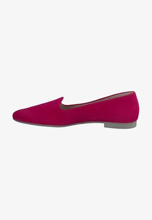 Fuchsia ruskinds flad sko med spids tå, slip-on design og lav grå hæl. Glat overflade med minimale syninger.
