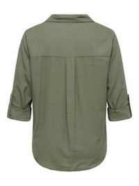 Chemise à manches longues vert olive avec poignets repliés et un pli au centre du dos, vue de dos sur fond blanc.