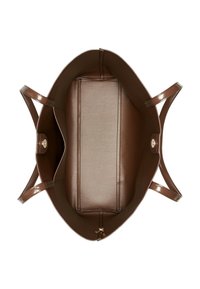 Hnedá kožená kabelka so hladkou textúrou, otvoreným vnútrom so stredným priečinkom na zips a krátkymi, pevnými rúčkami.