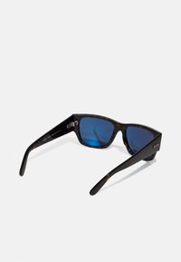Ochelari de soare cu o ramă groasă din material țestoasă, lentile cu nuanță albastră, design unghiular și accente metalice lângă balamale.