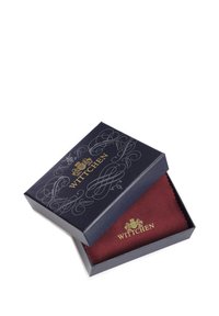 Scatola regalo di marca WITTCHEN in blu navy con dettagli dorati. Contiene un accessorio in tessuto bordeaux testurizzato, visibile quando la scatola è aperta.