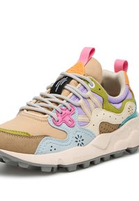 Mehrfarbiger Sneaker, der aus verschiedenen Materialien gefertigt ist; verfügt über beige, grüne, rosa und blaue Akzente, strukturierte Überzüge und eine robuste Sohle.