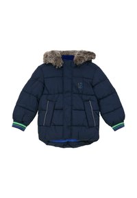 Doudoune navy avec une capuche en fausse fourrure, deux poches latérales, des poignets rayés avec des accents verts et bleus, et des détails de quilting en canaux.
