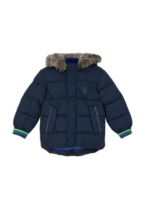 Marineblauer Pufferjacke mit Kapuze aus Kunstfell, zwei seitlichen Taschen, gestreiften Bündchen mit grünen und blauen Akzenten sowie einem Rautenmuster.