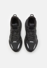 Černé sportovní boty s mesh a syntetickým materiálem, s texturovanými detaily, reflexními prvky a tmavými tkaničkami. Minimalistický design.