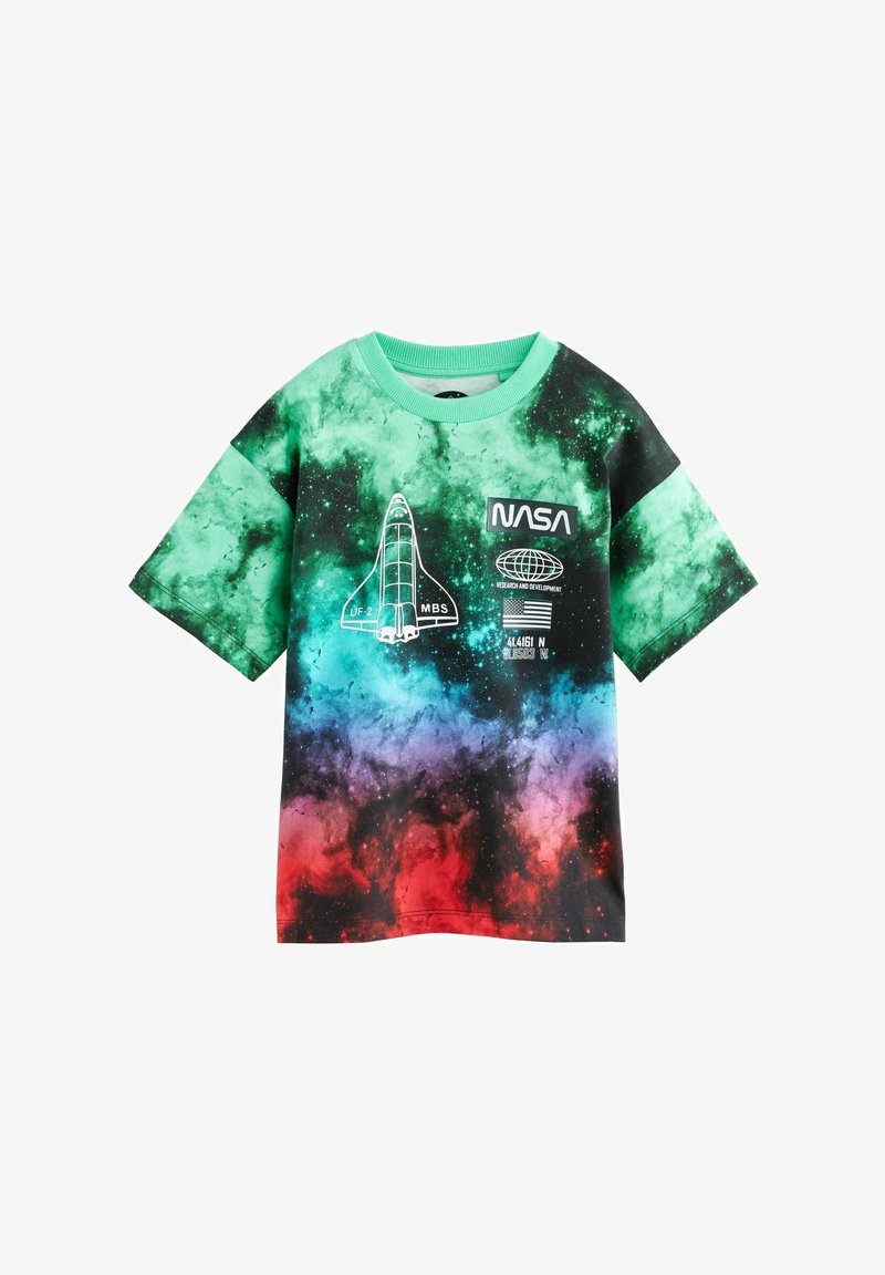T-shirt a maniche corte con stampa di nebulosa spaziale verde, blu e rossa, logo NASA bianco, grafica dello space shuttle e testo sulla parte anteriore.
