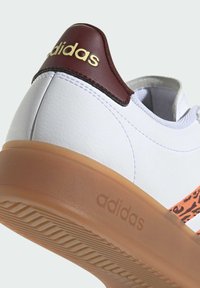 adidas Sportswear GRAND COURT - Sneakers basse - cloud white hazy copper gum
