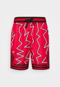 Röda sportshorts med zigzag-mönster i vitt och svart, tillverkade av meshtyg. Har en elastisk midja och svart snörning.
